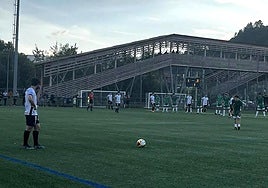 El Alfaro se dispone a poner el juego en una acción a balón parado.