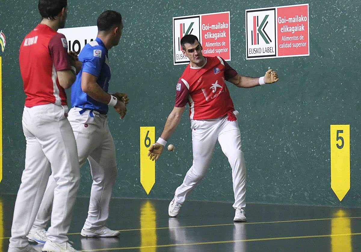 Joseba Ezkurdia golpea la pelota con la derecha.