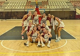 Las jugadoras logroñesas celebran el triunfo en la pista de Paterna.