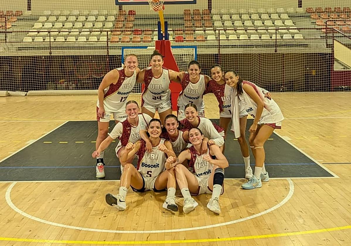 Las jugadoras logroñesas celebran el triunfo en la pista de Paterna.