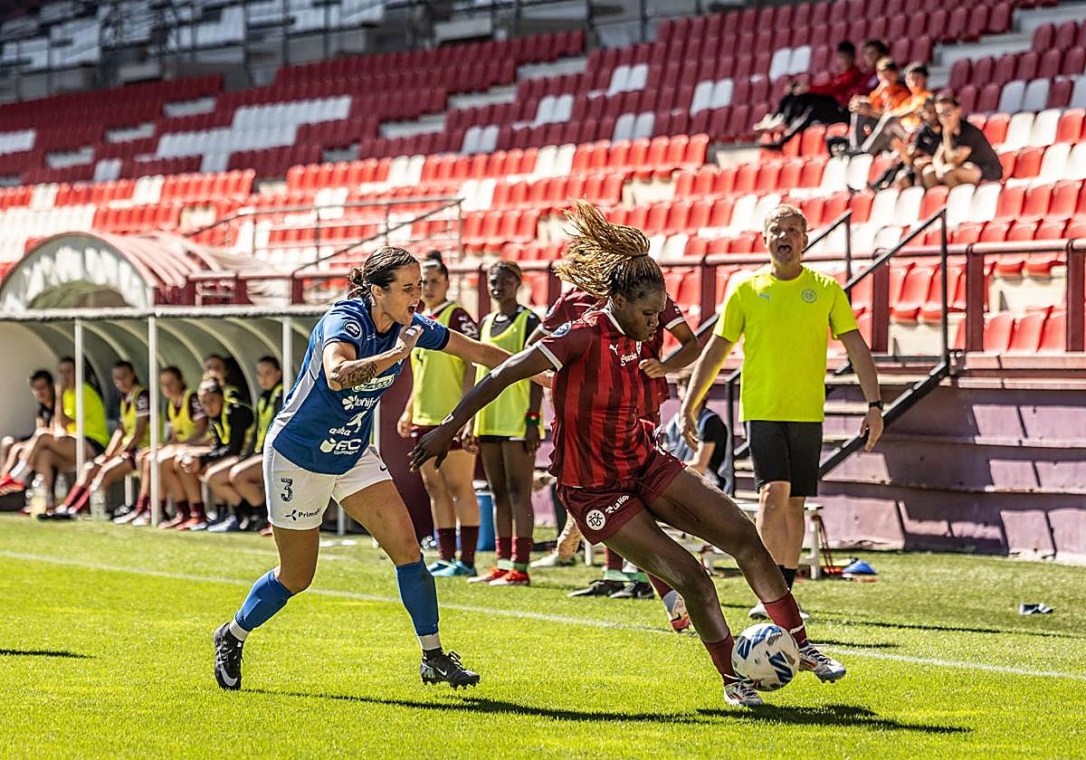 Flavine controla el esférico presionada por Nuria.