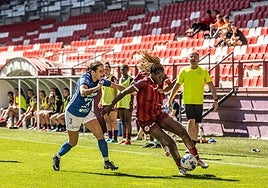 Flavine controla el esférico presionada por Nuria.