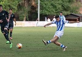 Caño dispara desde fuera del área en el partido contra el Gernika, en La Salera.