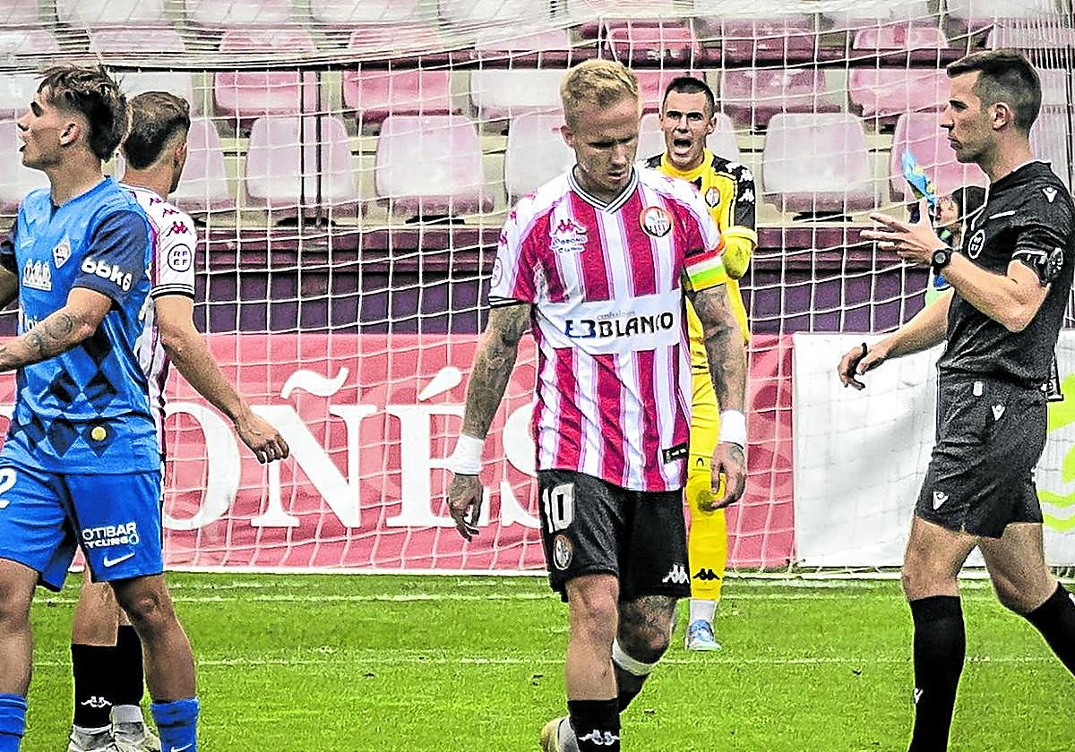 El portero de la SD Logroñés Kike Royo arenga a sus compañeros tras encajar el gol del Amorebieta.