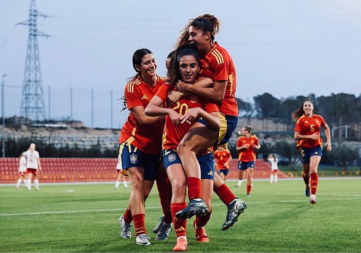 Imagen de la celebración de un gol de Chacón con la selección.