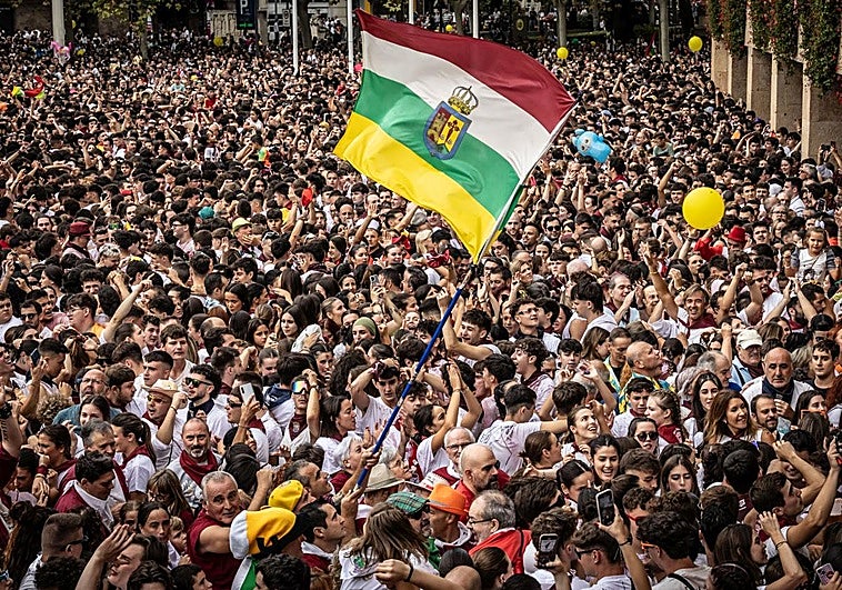 Imagen del público congregado en la plaza del Ayuntamiento el sábado 20 con motivo del lanzamiento del cohete.