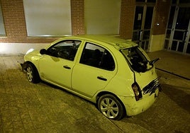 El vehículo, tras estrellarse con el CEIP Eduardo González Gallarza de Lardero.