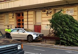 El vehículo acabó sobre la acera tras invadir el carril bici.