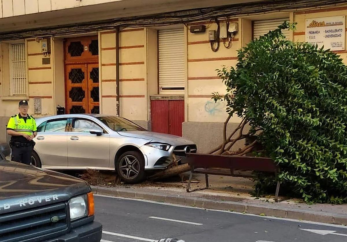 El vehículo acabó sobre la acera tras invadir el carril bici.