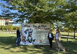Enrique Periguell, Guadalupe Fernández, Natalia Villanueva y su perro Sendero.