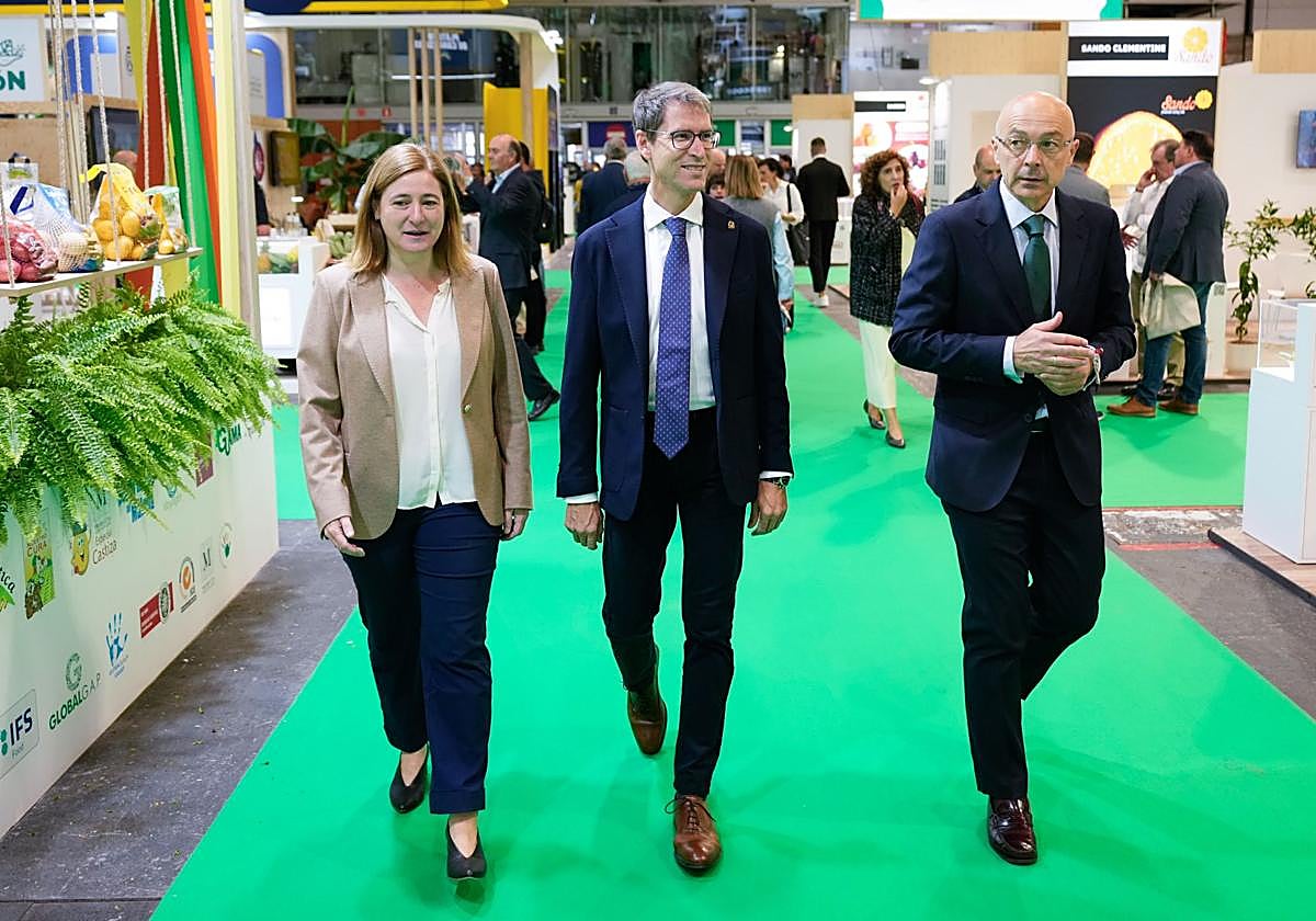 El presidente de La Rioja, Gonzalo Capellán (en medio), acompañado por la consejera riojana de Agricultura, Ganadería, Mundo Rural y Medio Ambiente, Noemí Manzanos, en la feria Fruit Attraction.