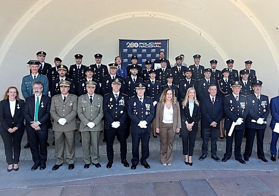 Foto de familia de todos los homenajeados por la Policía Nacional
