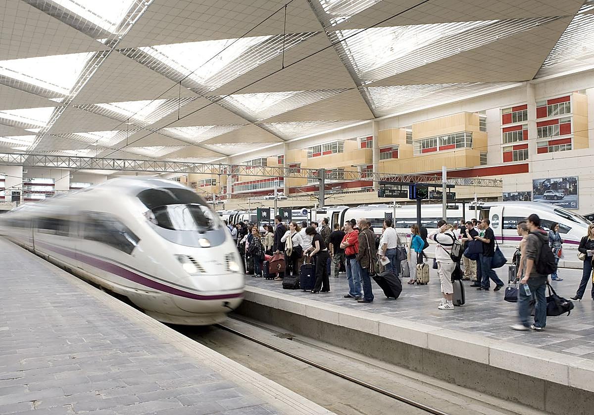 Un AVE llega a la estación de Delicias, en Zaragoza