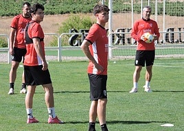 Eder Larrea, en primera plano, en un entrenamiento con la UD Logroñés en Valdegastea.