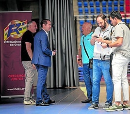 Jesús Alonso (segundo por la izquieda), el pasado 26 de julio, día en el que el fútbol riojano eligió presidente.