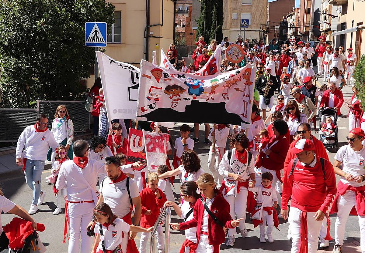 Los Lubumbitas, la cantera de la peña más numerosa de la ciudad, tomaron las pancartas y la charanga y llevaron su alegría en forma de pasacalles durante el mediodía.