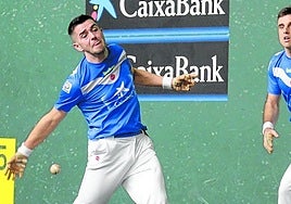 Salaverri golpea la pelota ante la mirada de Peña.