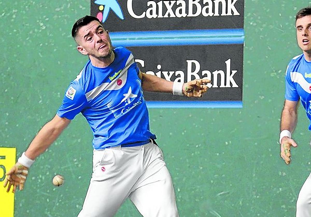 Salaverri golpea la pelota ante la mirada de Peña.