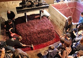 Trabajando en el lago en una edición anterior de la fiesta de la familia Lecea