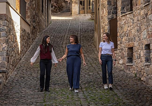 Marta, Gemma y Minerva pasean por la Cuesta de los Danzadores.
