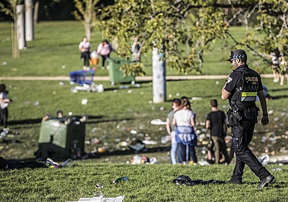 Un agente de la Policía Local pasea durante una fiesta de novatadas hace unos años, en una imagen de archivo.