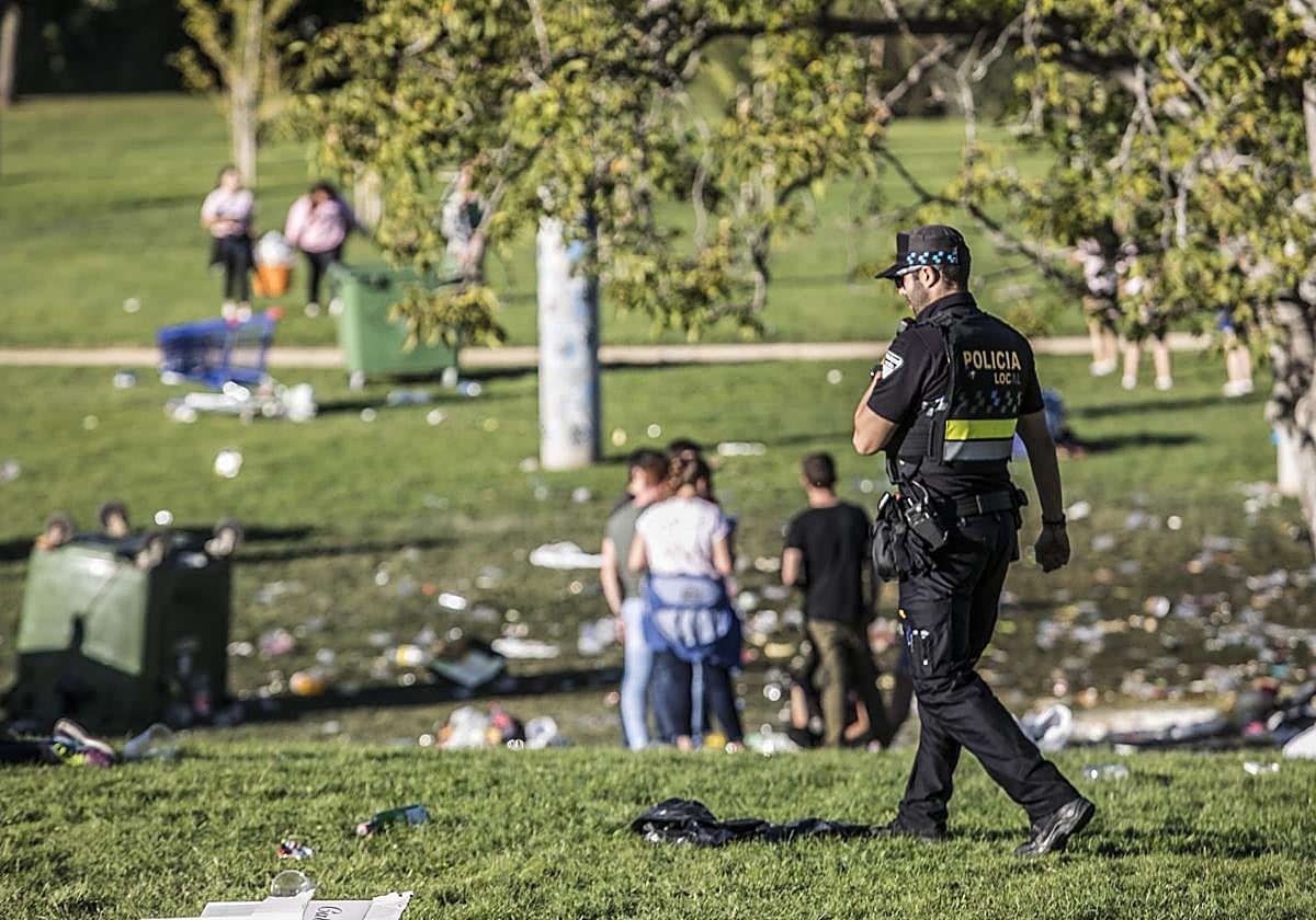 n agente de la Policía Local pasea por el Parque del Ebro durante una fiesta de novatadas hace unos años