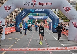 Aritz Arazuri cruza la meta como vencedor del maratón 2025.