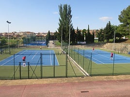 El PSOE lamenta que el crédito no se utilizó para cubrir pistas de pádel o reparar las de tenis.