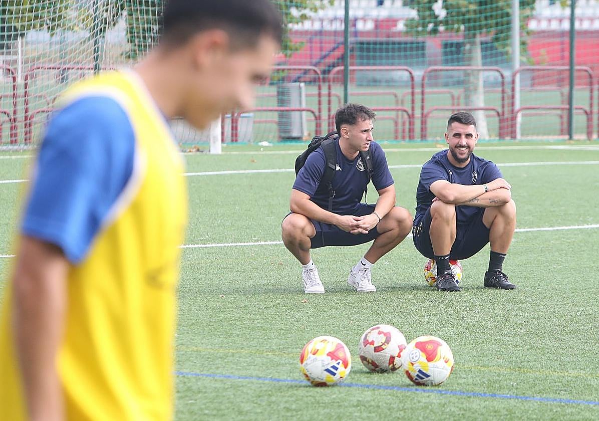 Adrián Cantabrana observa a sus jugadores en un entrenamiento en Pradoviejo.