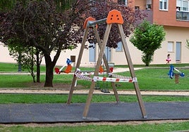 Parque infantil de Fuenmayor clausurado por la pandemia de covid en 2020.