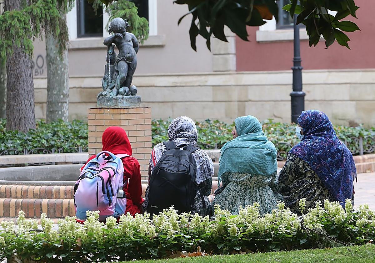 Mujeres con velo ante el Sagasta. Que dice que no como otros dicen que sí.