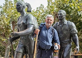 Pablo Hurtado de Mendoza posa en el monumento al peregrino a su paso por Logroño.