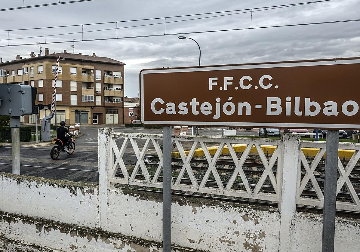 Vía del tren a su paso por Rincón de Soto.