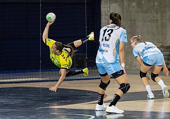 Acrobático lanzamiento de Paula Morales.