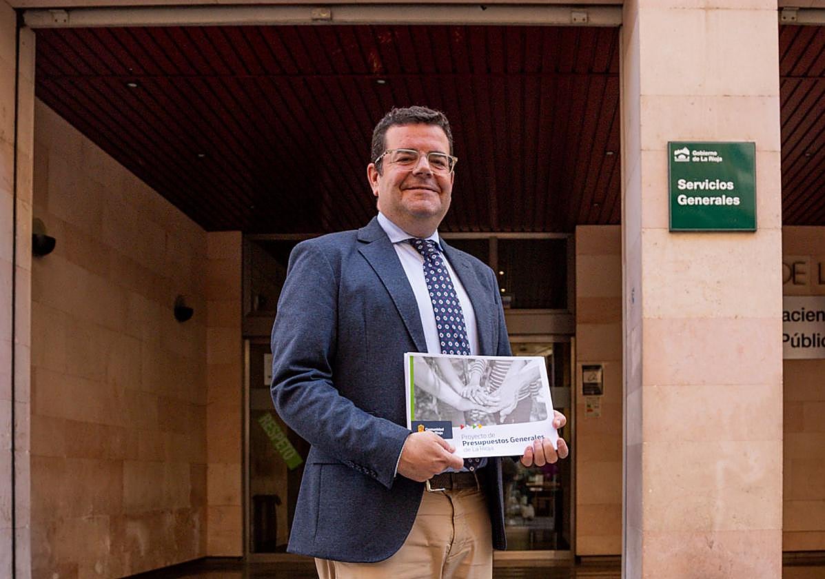 Domínguez posa con el proyecto de Presupuestos de La Rioja 2026 que tilda de «ambicioso» aunque crece menos que los dos anteriores.