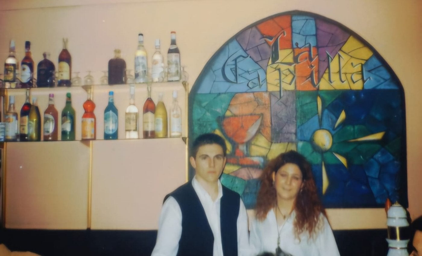 Óscar Eguizábal, uno de los propietarios de La Capilla, tras la barra del bar y delante de una sus características vidrieras, el día de la inauguración del local.