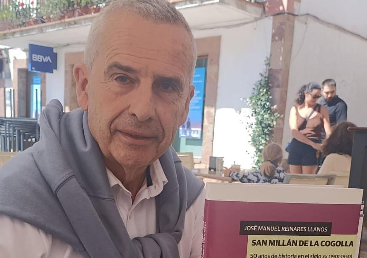 José Manuel Reinares muestra la publicación.