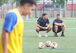 Adrián Cantabrana observa a sus jugadores en un entrenamiento en Pradoviejo.