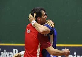 Darío y Zabala se saludan en un partido anterior entre ellos.