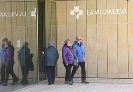 Una pareja sale del centro de salud La Villanueva.
