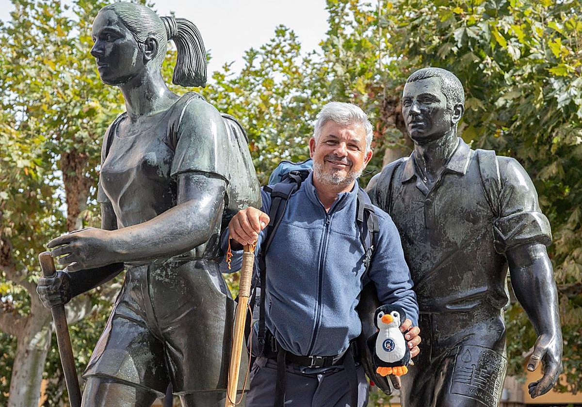 Pablo Hurtado de Mendoza posa en el monumento al peregrino a su paso por Logroño.