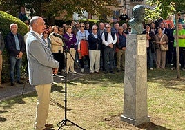 Juan Guerrero, de la Federación de Amigos del Camino ante el busto.
