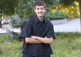 Bruno Langarica con uno de sus diseños.