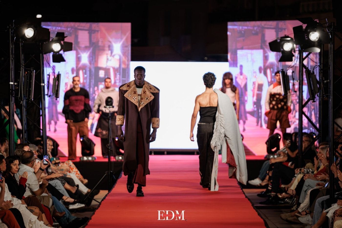 Imagen principal - Arriba, desfile de la colección 'Ornement de retour', con la que acaba de ganar el Concurso 'Estepona de Moda'. Debajo, a la izquierda, Álvaro Mayo vestido de Langarica en el Coca Cola Music Experience. A la derecha, Bruno Langarica con uno de sus diseños (y bordados). 