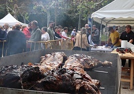 El público disfrutó de la degustación de las dos terneras asadas durante casi quince horas, acompañada la carne de fruta, pan y bebida.