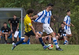 Un jugador del Ebro agarra a Juan en el primer partido del curso.