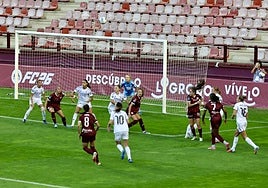 El DUX Logroño, en una jugada dentro del área durante el partido contra el Real Madrid, en el que se quedó cerca de ganar en Las Gaunas.