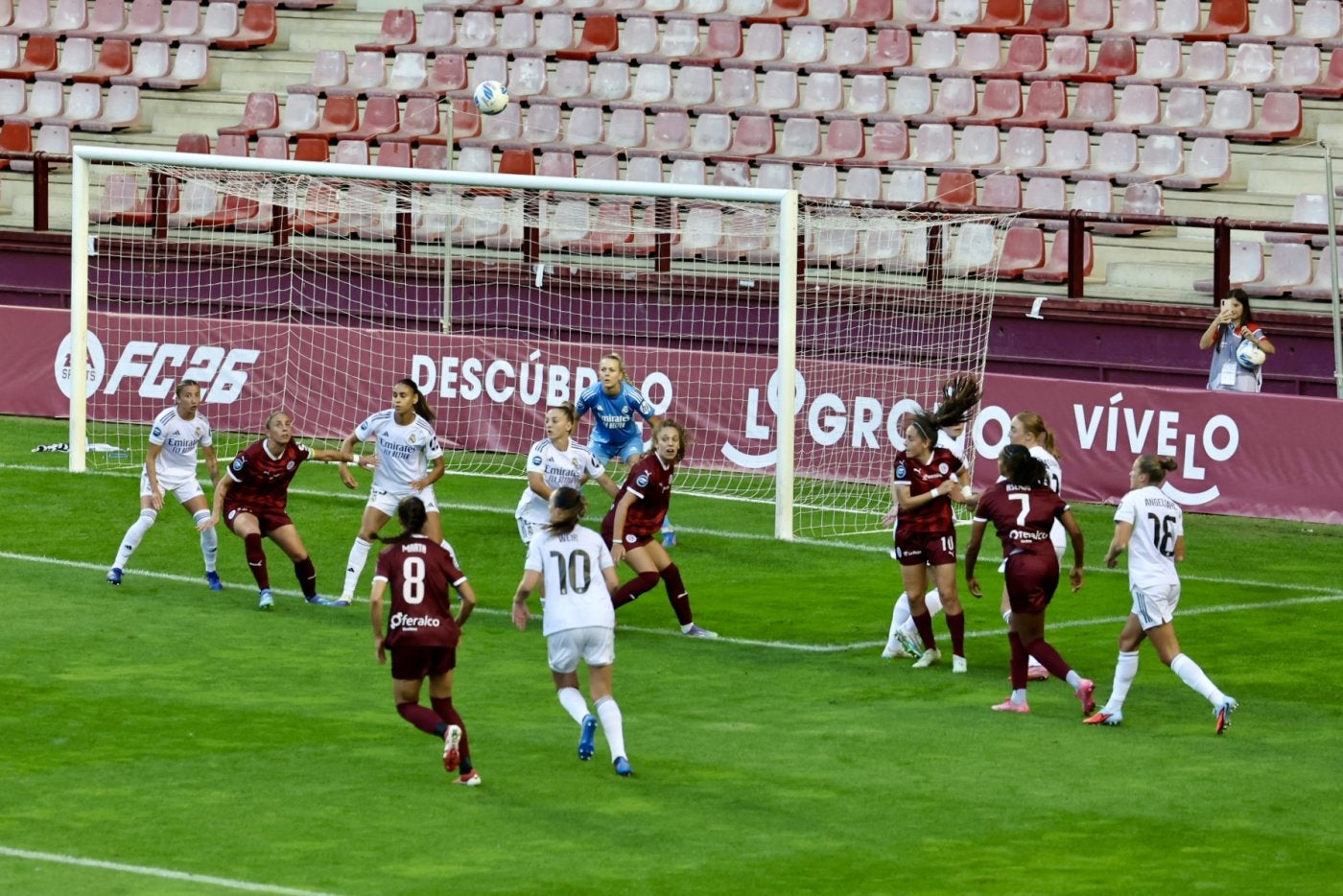 El DUX Logroño, en una jugada dentro del área durante el partido contra el Real Madrid, en el que se quedó cerca de ganar en Las Gaunas.