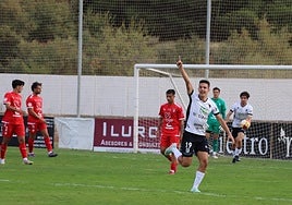 El gol de la primera victoria. Álex Aguado celebra el tanto que dio el triunfo al Alfaro, fruto de un tremendo zapatazo imposible para el portero.
