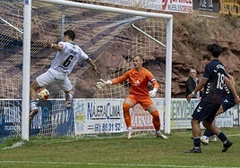 Gol del Náxara. Ochoa marca en el segundo palo a la salida de un saque de esquina para adelantar al Náxara.